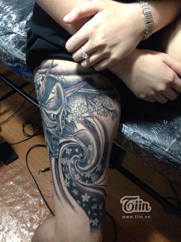 Hình xăm mặt quỷ Hania trên bắp đùi đầy ấn tượng của Cún.