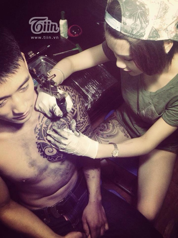 Cún đang xăm hình cho khách.