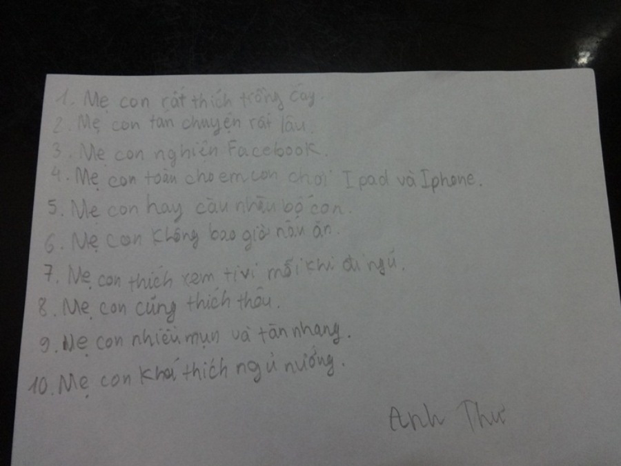 Hình ảnh mẹ hiện lên đầy chân thực: “Mẹ nói tiếng Anh rất tệ, thậm chí còn không biết tiếng Anh”, “Mẹ rất ngại nấu ăn”, “Mẹ toàn cho em con chơi Ipad và Iphone”.
