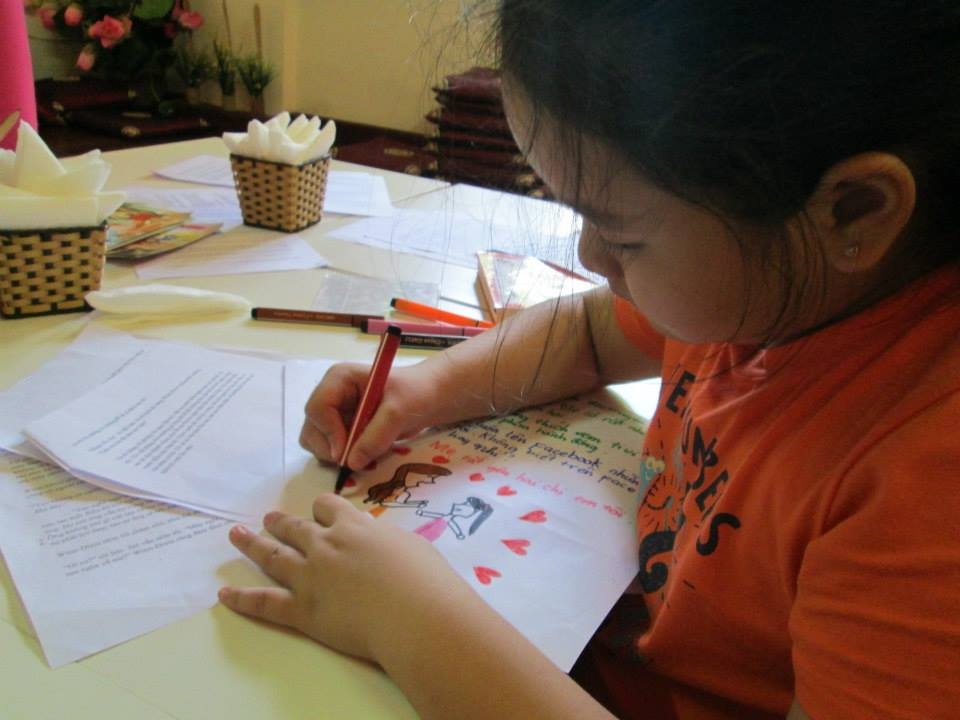 Học sinh của cô giáo Đinh Thảo sau khi đọc truyện sẽ tự viết 10 điều về mẹ - như một phác họa về mẹ bằng những ấn tượng, nhận xét của riêng mình. Học sinh nào hoàn thành nhanh thì tự viết 10 điều về mình để tự nhìn lại bản thân. 