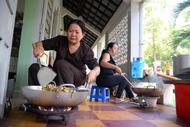 Chị Nguyễn Thị Thu nấu thức ăn chay để phát cho bệnh nhân và người nhà tại Bệnh viện 17/5.