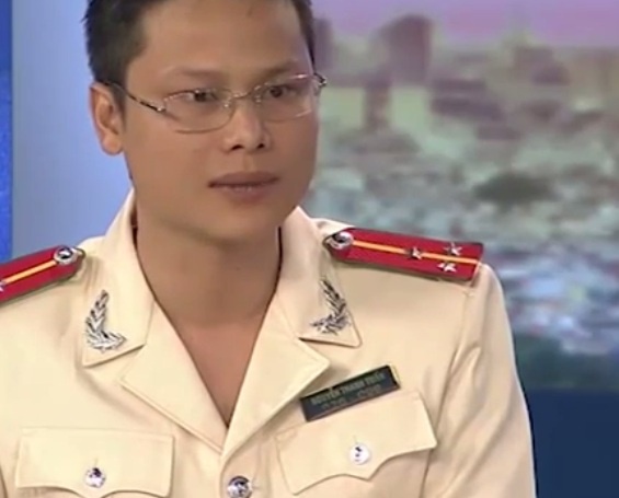 Tro chuyen voi chien sy cong an hinh anh