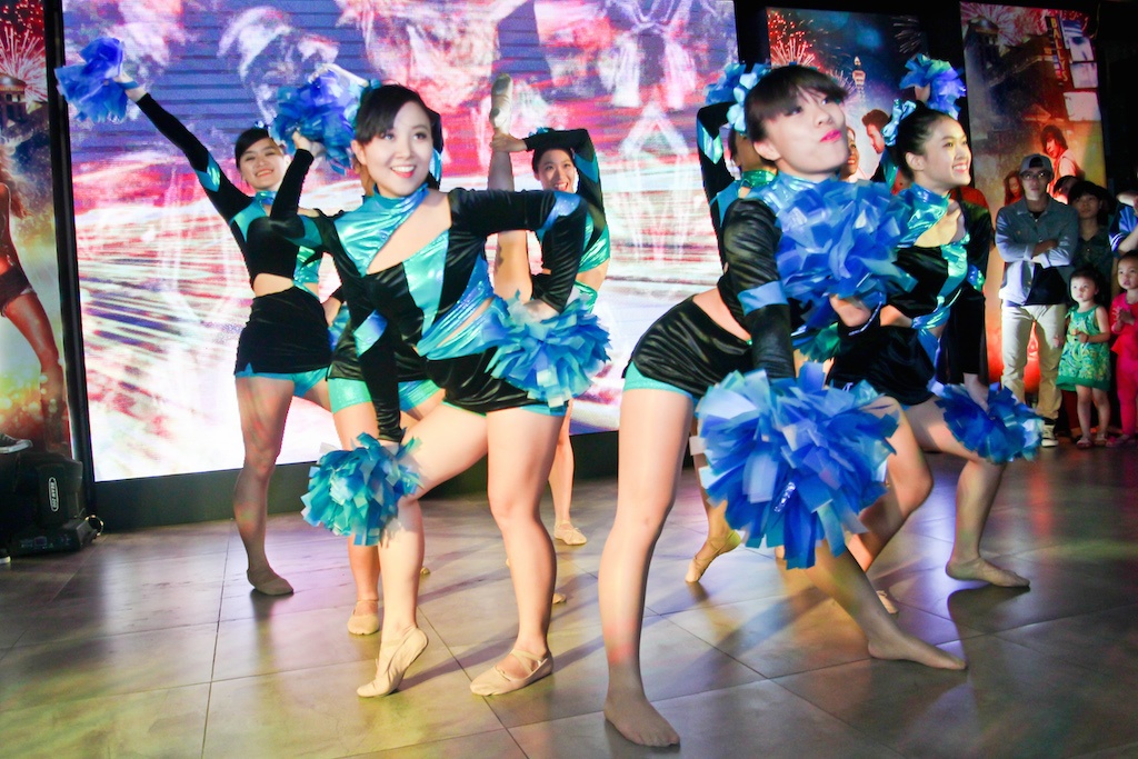 Những cô gái từ Pinky Cheer Pooms mang đến những màn cổ vũ sôi động.