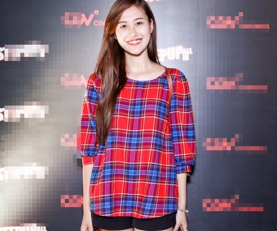 Hot girl Hà Lade lẻ bóng đi xem phim một mình.