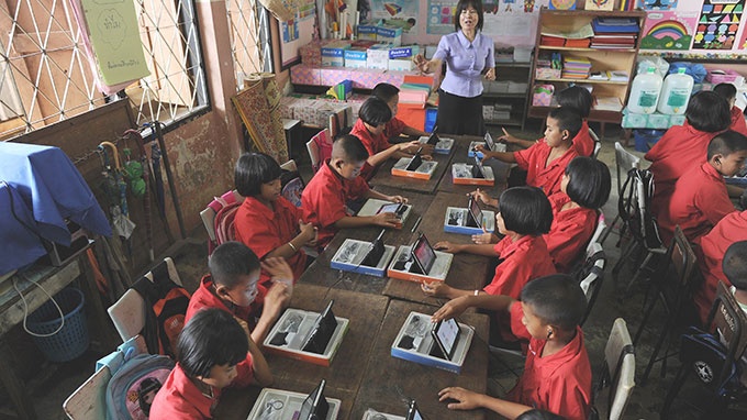 Học sinh dùng máy tính bảng trong một lớp học ở miền bắc Thái Lan.