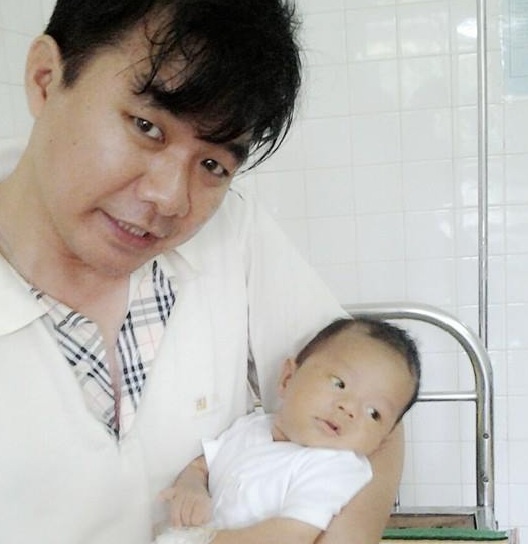 Anh Khắc Công bên bé Hải Đăng ngày ra viện.