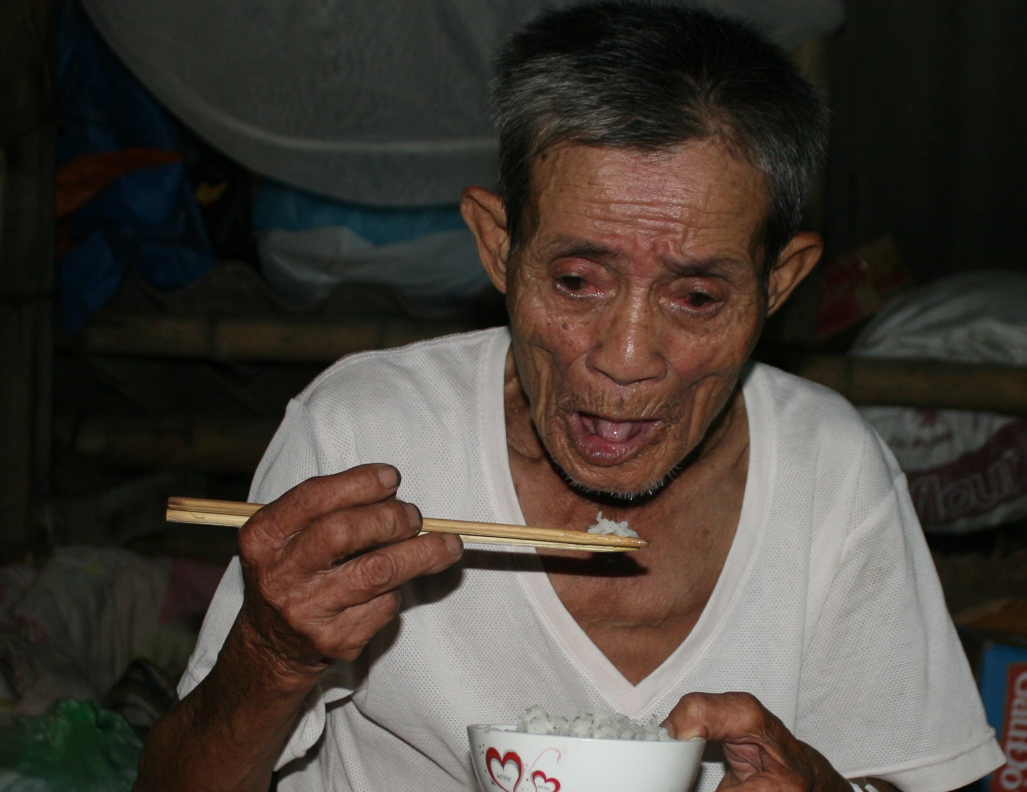 Cu gia ban banh mi rong bat khoc khi duoc dan mang cuu giup hinh anh