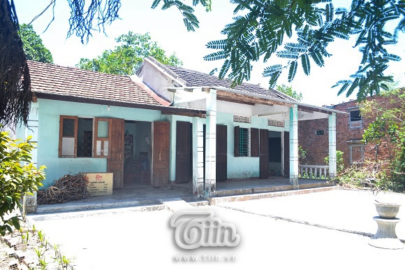 óc học tập của hai cậu học trò hiếu học giàu nghị lực là chiếc bàn gỗ cũ kĩ đặt ở giữa nhà.