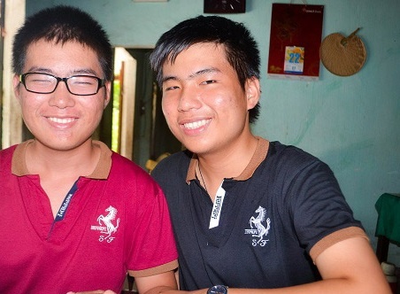 Nha ngheo, hoc chung ban, anh em sinh doi do 6 truong DH hinh anh