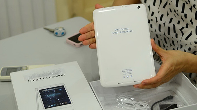 Can trong khi cho tre su dung may tinh bang hinh anh