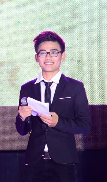 Nam sinh làm MC khi là sinh viên năm thứ 2, yêu thích các hoạt động bề nổi của trường.