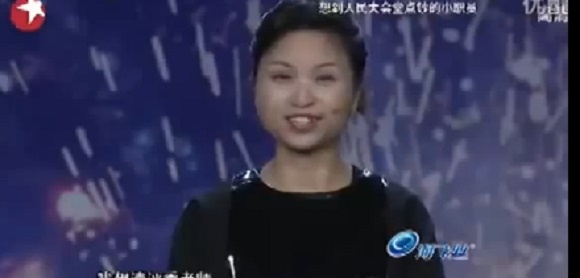 Clip ve co gai dem tien nhanh hon may hinh anh