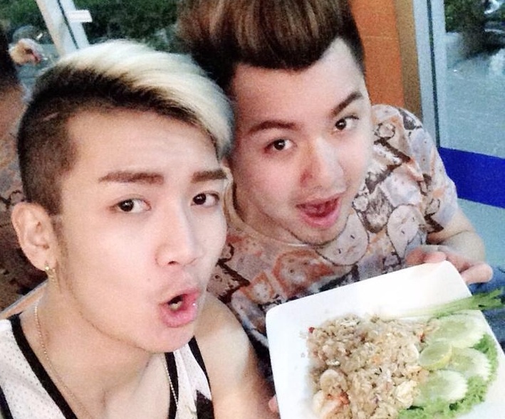 Cặp đôi thích thú khi thưởng thức ẩm thực tại Thái Lan.