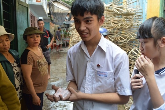 Nam sinh dung cam leo len mai nha go ton chua chay hinh anh