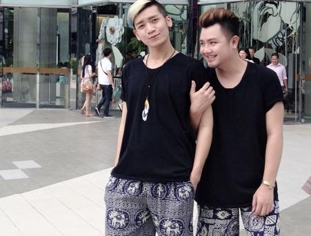 Truong nhom BB&BG va ban trai dong tinh du hi Thai Lan hinh anh