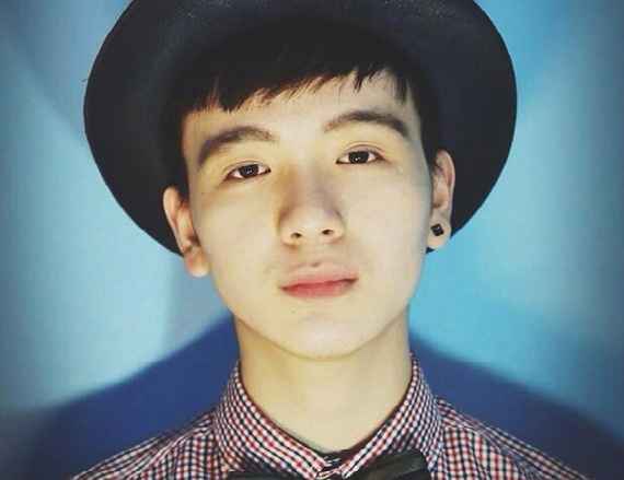 9X dan toc Tay noi tieng truong Luat vi dep trai, hoc gioi hinh anh