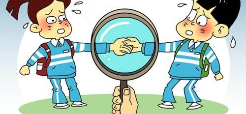 Nếu học sinh bị bắt quả tang nắm tay bạn khác giới có thể bị đình chỉ và đuổi học.