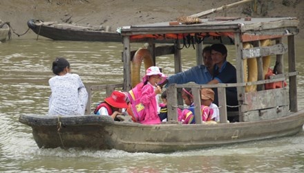 Chuyến đò ngang chở học sinh đi học tại huyện Cần Giờ, TP.HCM.
