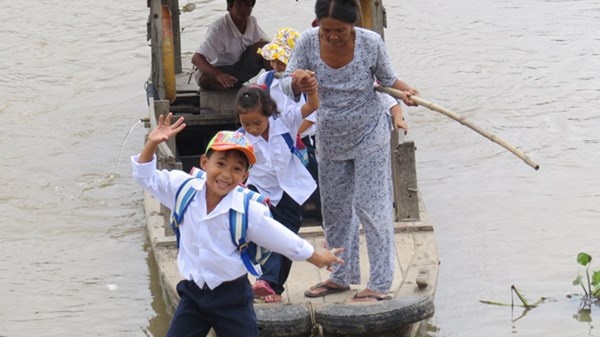 Những em học sinh này mỗi ngày phải 2 lần qua và về đò để đi học.