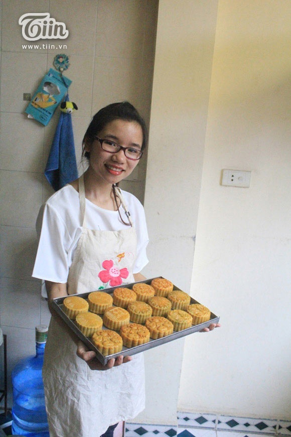 Cô nàng khoe mẻ bánh đầu tiên.