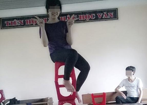 Nu sinh nhan gach da vi dang anh ngoi len chong ghe cao hinh anh