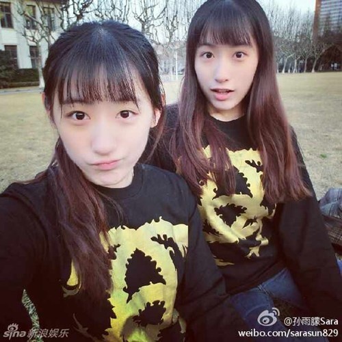 Gần đây, cư dân mạng lan truyền hình ảnh của một cặp chị em sinh đôi có vẻ ngoài rất trong sáng, đáng yêu, điều đáng nói hơn là chị em đều là sinh viên của đại học Thanh Hoa, một ngôi trường giàu thành tích về học tập.