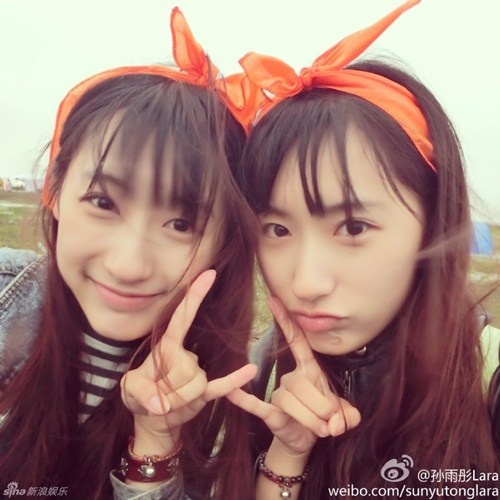 Vẻ xinh đẹp trong sáng như thiên thần của cặp chị em song sinh này đã 