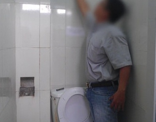 Thay giao bi bat vi chup anh nu sinh trong nha ve sinh hinh anh