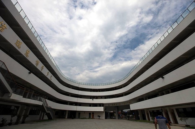 Trường tiểu học số 2 đã tận dụng mái nhà để xây một sân điền kinh dài 200m để các em học sinh tập thể dục 