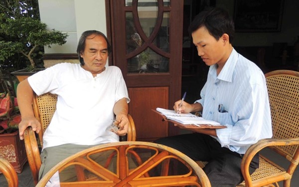 Phóng viên trao đổi với cha của Thảo.