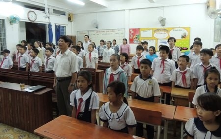 Tối ngày 4/9, lễ khai giảng đặc biệt được diễn ra tại trường Phổ cập giáo dục tiểu học phường 12, quận Bình Thạnh, TP.HCM. Do ngôi trường này hoạt động nhờ trụ sở trường tiểu học Bình Hòa (quận Bình Thạnh) vào ban đêm nên lễ khai giảng của thầy trò cũng diễn ra theo lịch học quen thuộc đó. Hầu hết các em đều có hoàn cảnh rất khó khăn. (Ảnh: Lao động).