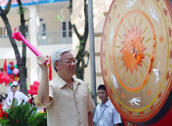 Tại Hà Nội, sáng ngày 4/9, Tổng bí thư Nguyễn Phú Trọng đã đến dự lễ khai giảng năm học mới tại trường THPT Nguyễn Gia Thiều (Hà Nội). Đây là nơi ông từng học tập những năm 1962 - 1963. Tổng bí thư Nguyễn Phú Trọng thay mặt toàn trường đánh trống khai giảng. Nhân dịp này các cựu học sinh vừa đạt thành tích cao trong kỳ thi Đại học năm 2014 vinh dự được Tổng bí thư tặng phần thưởng. (Ảnh: Lê Hiếu).