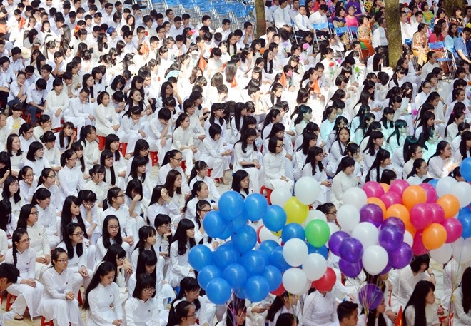 GS.TS Nguyễn Thiện Nhân giao lưu cùng học sinh trong lễ khai giảng tại trường THCS Nam Từ Liêm (quận Nam Từ Liêm, Hà Nội). (Ảnh: Vietnamnet).