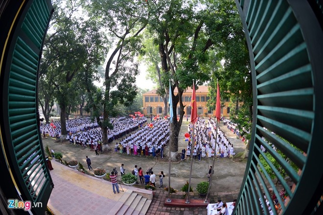Sáng 4/9 các nam, nữ sinh học cấp 3 lại tíu tít hội ngộ tại lễ khai giảng khiến sân trường THPT Chu Văn An tràn ngập một màu áo trắng.