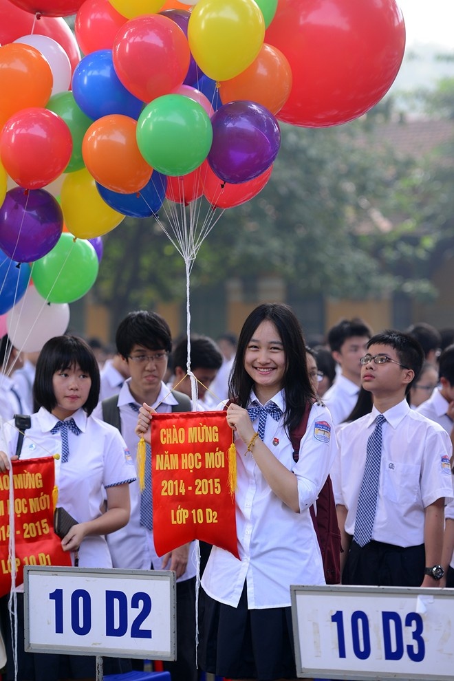 Nữ sinh Chu Văn An duyên dáng trong lễ khai giảng.