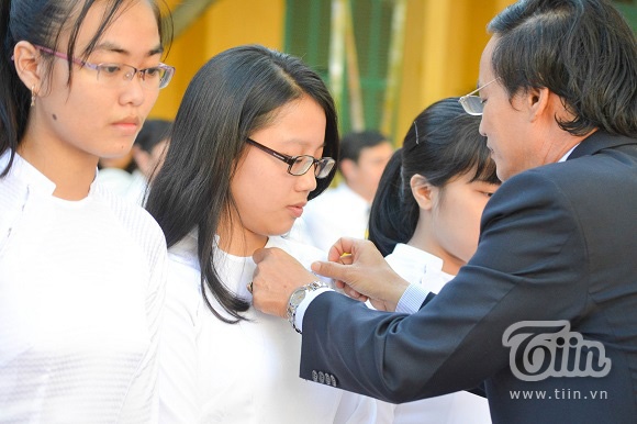 Hiệu trưởng trường THPT Phan Châu Trinh (Đà Nẵng) trực tiếp dán bảng tên cho 30 học sinh lớp 10 xuất sắc nhất, có điểm chuẩn vào lớp 10 cao nhất thành phố: 50 điểm