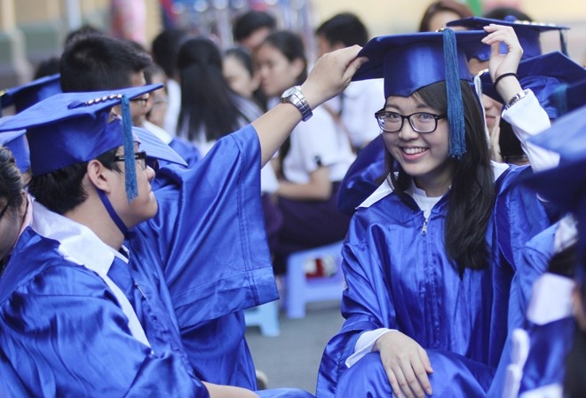 THPT Nguyễn Thị Minh Khai (TP.HCM) là một trong những trường có ngày lễ khai giảng sớm nhất trong cả nước (3/9). Hình ảnh học sinh có thành tích học tập cao mặc trang phục cử nhân ngồi dự lễ. (Ảnh: Như Quỳnh).