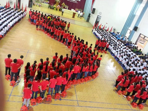 Học sinh trường THPT Chuyên Hùng Vương (Phú Thọ) xếp bản đồ Tổ quốc trong lễ khai giảng năm học mới. (Ảnh: Báo Đất Việt).