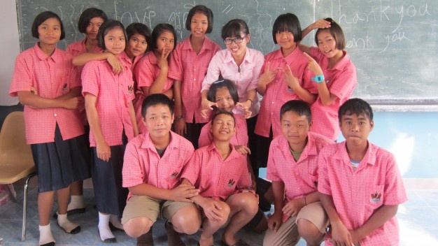 Co giao Viet Nam va nhung hoc tro Thai Lan hinh anh