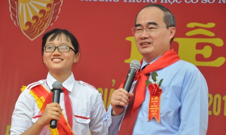 GS.TS Nguyễn Thiện Nhân giao lưu cùng học sinh trong lễ khai giảng tại trường THCS Nam Từ Liêm (quận Nam Từ Liêm, Hà Nội). (Ảnh: Vietnamnet).