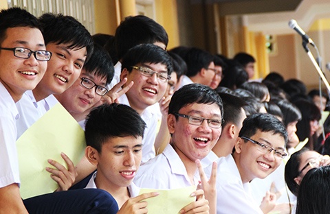 Sáng ngày 5/9, Hình ảnh học sinh dự lễ khai giảng ở hành lang tại Trường THPT Nguyễn Thượng Hiền, TP.HCM: 