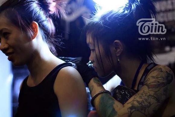 Táo bạo hơn với hình xăm trên đầu là cô gái có tên đặc biệt - Na Bia (sinh năm 1988) tại Hà Nội. Đến với hình xăm được coi như mối duyên, Na Bia gặp nhiều khó khăn nhưng vì yêu thích nên cô nhanh chóng trở thành thợ xăm.