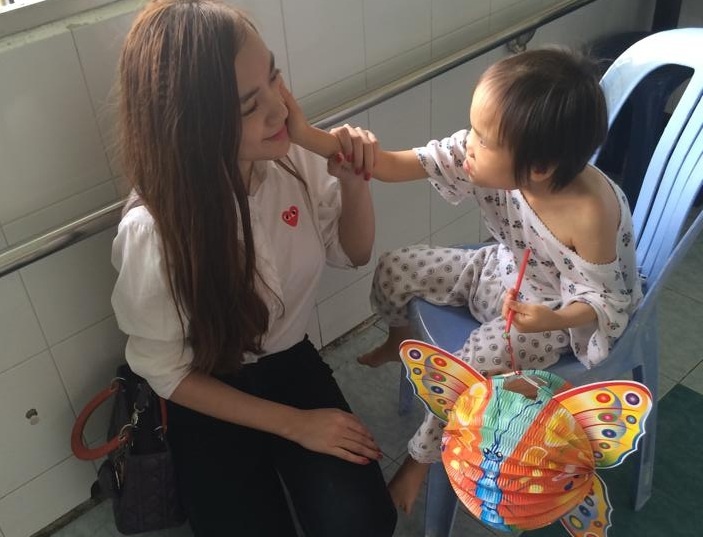 Hot girl lam gi trong ngay Trung thu? hinh anh