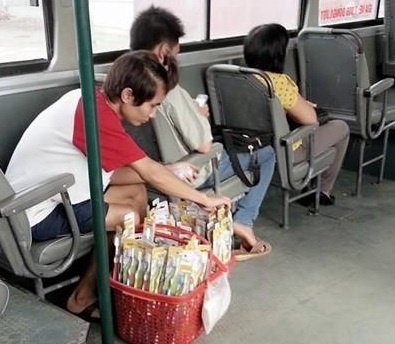 Hình ảnh của Chip Đường Phố bán hàng trên xe bus.