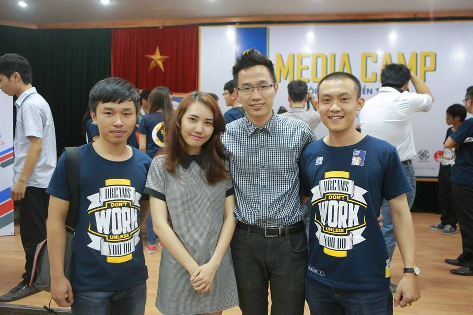 Đào Hà My cùng bạn trai (đứng giữa) quen nhau từ dự án hẹn hò.