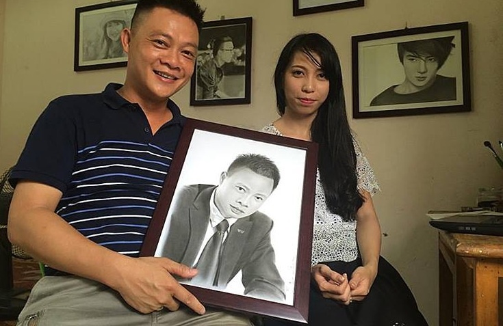 Nguyễn Thị Phượng vẽ tranh tặng MC Quang Minh.