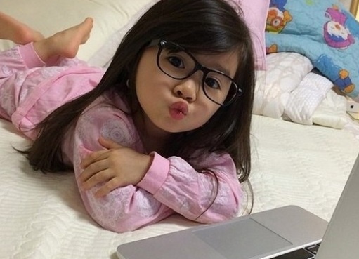 Co be lai 4 tuoi biet noi 4 ngon ngu hinh anh