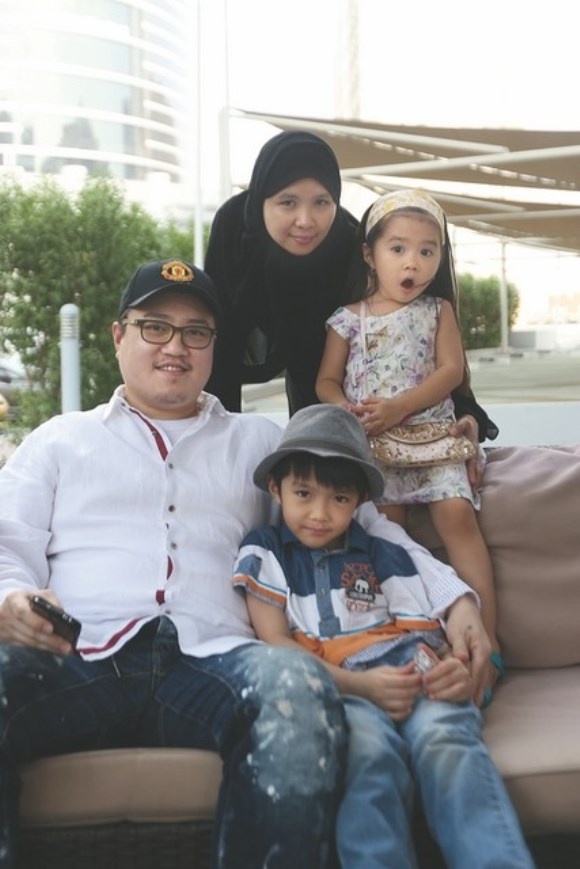 Cô bé và gia đình.