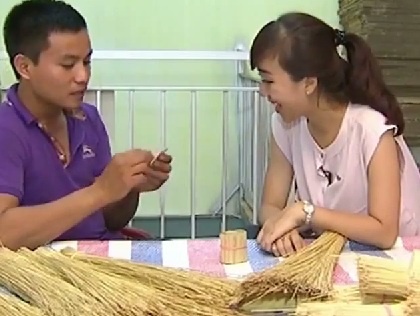 Ông chủ 8X giới thiệu về nghề sản xuất tăm. (Ảnh cắt từ clip VTV).