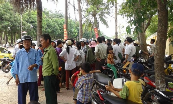 Phụ huynh đưa con em đến phòng tiếp dân UBND tỉnh Nghệ An phản đối chủ trương sáp nhập trường.